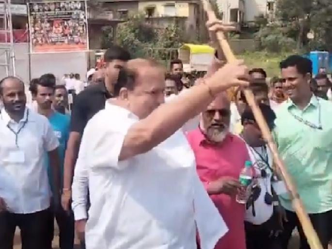 And Minister Mushrif could not resist the temptation to swing the stick | ..अन् मंत्री मुश्रीफांना आवरला नाही लाठीकाठी फिरवण्याचा मोह  And Minister Mushrif could not resist the temptation to swing the stick | ..अन् मंत्री मुश्रीफांना आवरला नाही लाठीकाठी फिरवण्याचा मोह