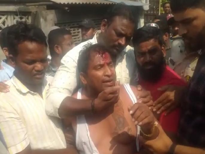 Hasan Mushrif ED Raid: Mushrif supporters angry against ED raids, one injured after hitting his head on the ground | Hasan Mushrif ED Raid: ईडीच्या छापेमारीविरोधात मुश्रीफ समर्थक संतप्त, जमिनीवर डोके आपटून घेतल्याने एक जण जखमी Hasan Mushrif ED Raid: Mushrif supporters angry against ED raids, one injured after hitting his head on the ground | Hasan Mushrif ED Raid: ईडीच्या छापेमारीविरोधात मुश्रीफ समर्थक संतप्त, जमिनीवर डोके आपटून घेतल्याने एक जण जखमी