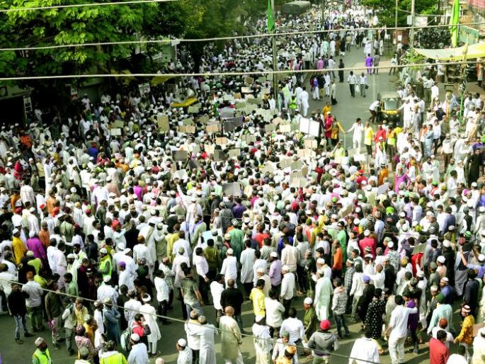 The Muslim Morcha had raised the police beat | मुस्लीम मोर्चाने वाढवली होती पोलिसांची धडधड The Muslim Morcha had raised the police beat | मुस्लीम मोर्चाने वाढवली होती पोलिसांची धडधड