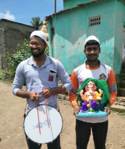  Muslim youths celebrate Ganesha's success- Hindu-Muslim unity: Model | बिळाशीत मुस्लिम युवकांनी केली गणेशाची प्रतिष्ठापना- हिंदू-मुस्लिम ऐक्याचा आदर्श : वाजत-गाजत काढली मिरवणूक