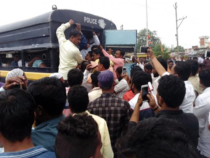 Jail Bharo movement for Muslim community's reservation in Ahmedpur | अहमदपुर येथे आरक्षणासाठी मुस्लिम समाजाचे जेलभरो आंदोलन  Jail Bharo movement for Muslim community's reservation in Ahmedpur | अहमदपुर येथे आरक्षणासाठी मुस्लिम समाजाचे जेलभरो आंदोलन