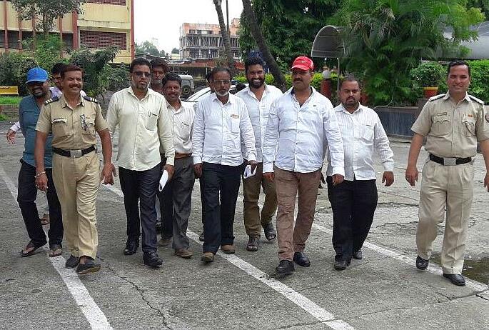 maukhayamantarayaannaa-kaalae-jhaendae-daakhavainayaapaasauuna-raokhalae | मुख्यमंत्र्यांना काळे झेंडे दाखविण्यापासून रोखले maukhayamantarayaannaa-kaalae-jhaendae-daakhavainayaapaasauuna-raokhalae | मुख्यमंत्र्यांना काळे झेंडे दाखविण्यापासून रोखले