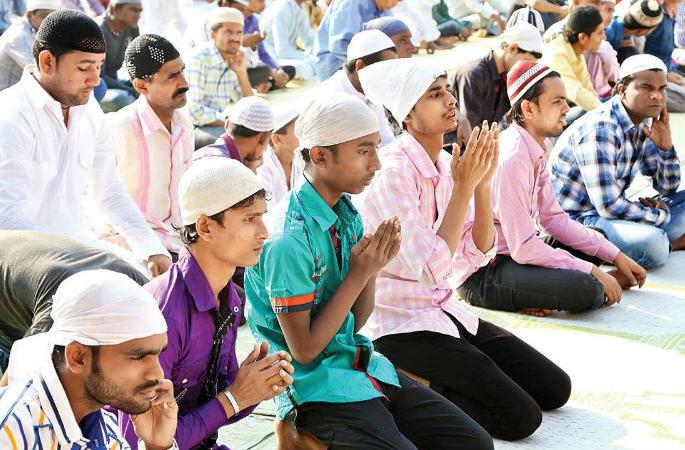 Muslim Brothers decide not to sacrifice 'sons' at Pandharpur | पंढरपूरात पुत्रदा एकादशीनिमित्त बकºयांची कुर्बानी न देण्याचा मुस्लिम बांधवांनी  घेतला निर्णय