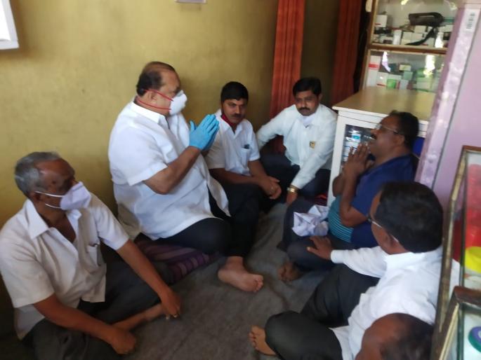 Hassan Mushrif performed the seventh of Jondhale's family | मुश्रीफ यांनी केले शहीद जवान जोंधळे यांच्या कुटूंबियांचे सात्वंन, फौंडेशनतर्फे तीन लाख Hassan Mushrif performed the seventh of Jondhale's family | मुश्रीफ यांनी केले शहीद जवान जोंधळे यांच्या कुटूंबियांचे सात्वंन, फौंडेशनतर्फे तीन लाख