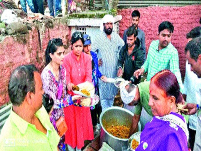 The hand of the help from the victims of Pune incident | दुर्घटनाग्रस्तांना पुणेकरांकडून मदतीचा हात The hand of the help from the victims of Pune incident | दुर्घटनाग्रस्तांना पुणेकरांकडून मदतीचा हात
