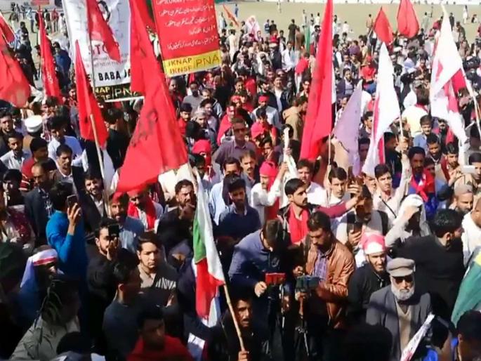 Two dead & several injured as police lathicharged protesters in Muzaffarabad | पाकव्याप्त काश्मीरमध्ये आंदोलकांवर लाठीमार, दोन जणांचा मृत्यू Two dead & several injured as police lathicharged protesters in Muzaffarabad | पाकव्याप्त काश्मीरमध्ये आंदोलकांवर लाठीमार, दोन जणांचा मृत्यू