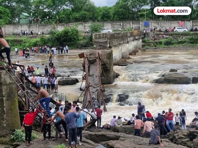 Maval Kundamala Bridge Collapses 'Don't spare the corrupt. Take death seriously', criticism on social media | Bridge Collapses : 'भ्रष्टाचाऱ्यांना सोडू नका. मृत्यूला गांभीर्याने घ्या'; सोशल मीडियावर टीका  Maval Kundamala Bridge Collapses 'Don't spare the corrupt. Take death seriously', criticism on social media | Bridge Collapses : 'भ्रष्टाचाऱ्यांना सोडू नका. मृत्यूला गांभीर्याने घ्या'; सोशल मीडियावर टीका