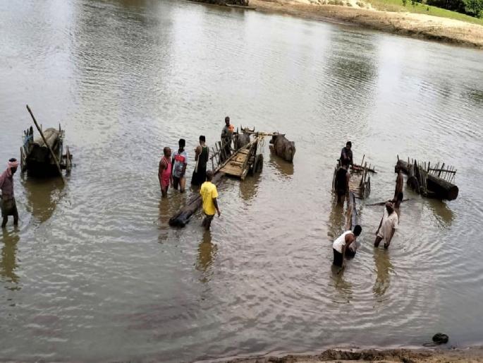 Smuggling of lakhs of teak through forest drains; Caught red-handed by forest department | जंगलातील नाल्याच्या प्रवाहातून लाखाेंच्या सागवानाची 'पुष्पा स्टाईल' तस्करी; वनविभागाने पकडले रंगेहात Smuggling of lakhs of teak through forest drains; Caught red-handed by forest department | जंगलातील नाल्याच्या प्रवाहातून लाखाेंच्या सागवानाची 'पुष्पा स्टाईल' तस्करी; वनविभागाने पकडले रंगेहात