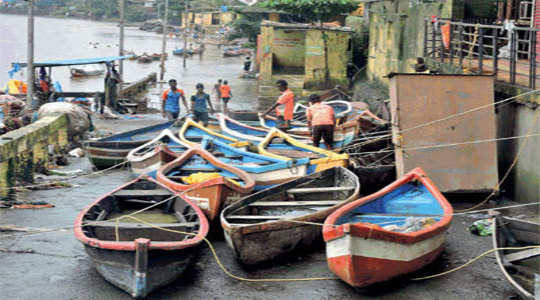 Fishing jam for 90 days due to bad weather | ‘महा’ वादळामुळे मासेमारीवर सावट; खराब हवामानामुळे ९० दिवसांपासून मासेमारी ठप्प Fishing jam for 90 days due to bad weather | ‘महा’ वादळामुळे मासेमारीवर सावट; खराब हवामानामुळे ९० दिवसांपासून मासेमारी ठप्प