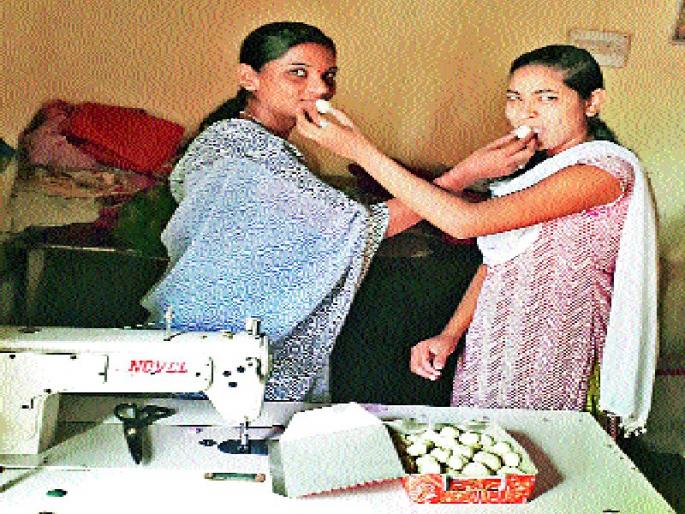 Daughter & Mother passed 10th at the same time | ‘मायलेकी’ एकाच वेळी दहावी उत्तीर्ण Daughter & Mother passed 10th at the same time | ‘मायलेकी’ एकाच वेळी दहावी उत्तीर्ण