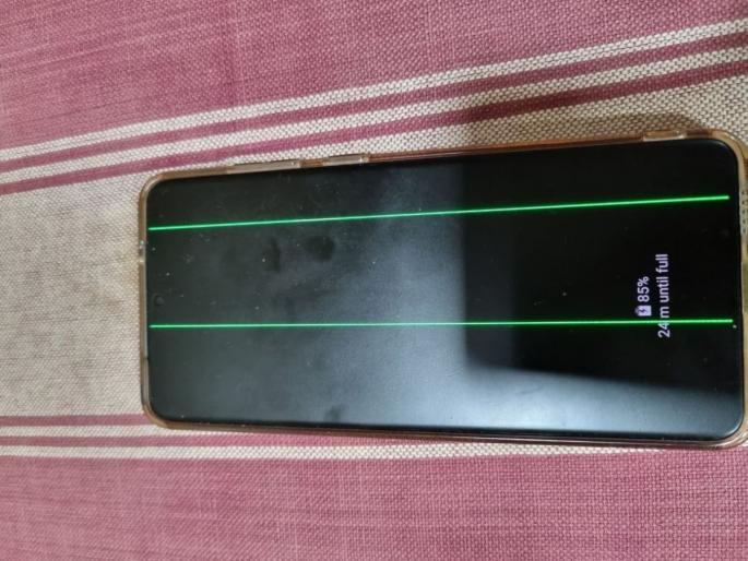 Mysterious Pink Or Green Lines Appear On Samsung Galaxy S20 Plus Display Users Complain On Social Media | Samsung च्या अनेक फोन्सचा डिस्प्ले अचानक बिघडू लागला; कंपनीनं मागितले 15000 रुपये Mysterious Pink Or Green Lines Appear On Samsung Galaxy S20 Plus Display Users Complain On Social Media | Samsung च्या अनेक फोन्सचा डिस्प्ले अचानक बिघडू लागला; कंपनीनं मागितले 15000 रुपये