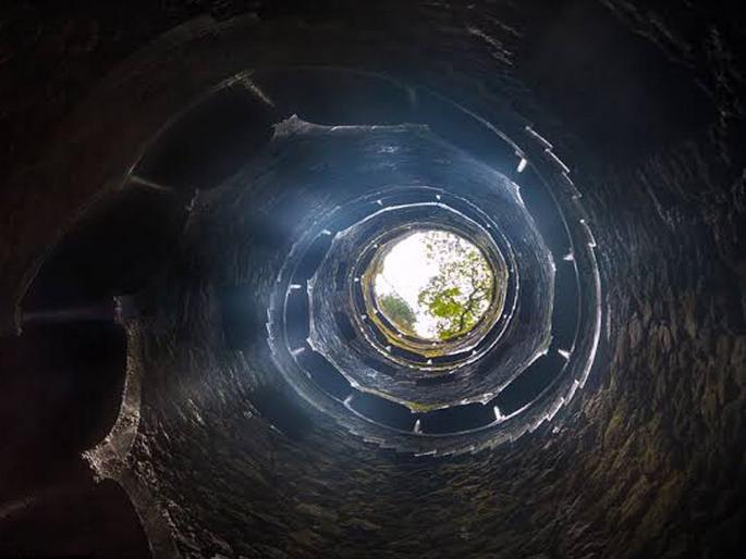 The Mysterious light that comes into the well | सतत येत राहतो 'या' विहिरीतून एक अनोखा प्रकाश, आजपर्यंत उलगडलं गेलं नाही रहस्य... The Mysterious light that comes into the well | सतत येत राहतो 'या' विहिरीतून एक अनोखा प्रकाश, आजपर्यंत उलगडलं गेलं नाही रहस्य...