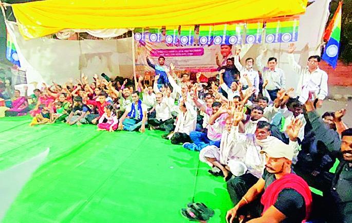the villagers of chincholi have agitated against wcl for their demands in nagpur | न्यायासाठी अख्खे गाव उतरले रस्त्यावर, नागपूरच्या कुडकुडत्या थंडीत मांडला ठिय्या