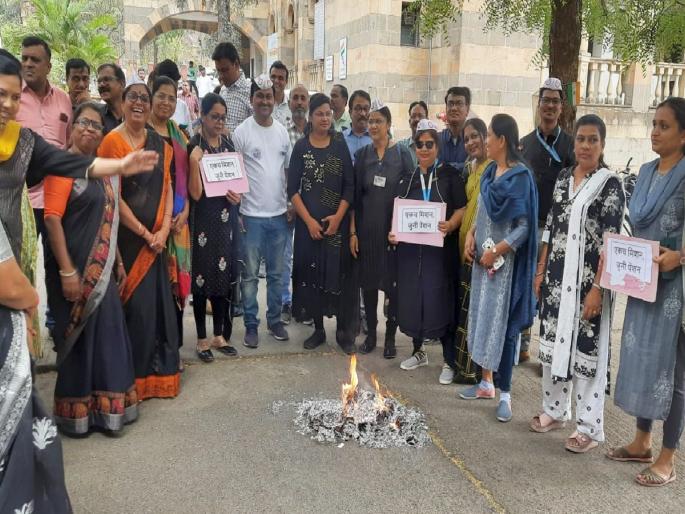 Nagpur Zilla Parishad staff angry over issuing notice; Burns the Copies of Ordinances and Mesma Act | जिल्हा परिषदेचे कर्मचारी नोटीस बजावल्याने संतप्त; अद्यादेश व मेस्मा कायद्याच्या प्रतींची केली होळी Nagpur Zilla Parishad staff angry over issuing notice; Burns the Copies of Ordinances and Mesma Act | जिल्हा परिषदेचे कर्मचारी नोटीस बजावल्याने संतप्त; अद्यादेश व मेस्मा कायद्याच्या प्रतींची केली होळी