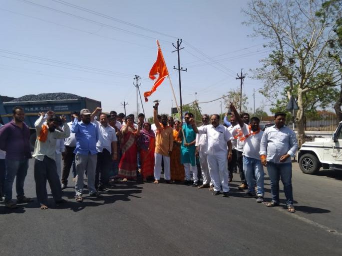 Dr. Sujay Vikhe, Sadashiv Lokhande flag flutter: Nashik-Pune highway blocked | डॉ. सुजय विखे, सदाशिव लोखंडे यांचे फलक फाडले : नाशिक-पुणे महामार्ग रोखला