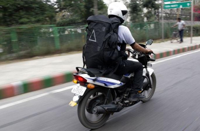 Amazon, Flipkart Delivery Boy on Unpaid Holiday | अॅमेझॉन, फ्लिपकार्टचे डिलिव्हरी बॉय विनावेतन रजेवर Amazon, Flipkart Delivery Boy on Unpaid Holiday | अॅमेझॉन, फ्लिपकार्टचे डिलिव्हरी बॉय विनावेतन रजेवर