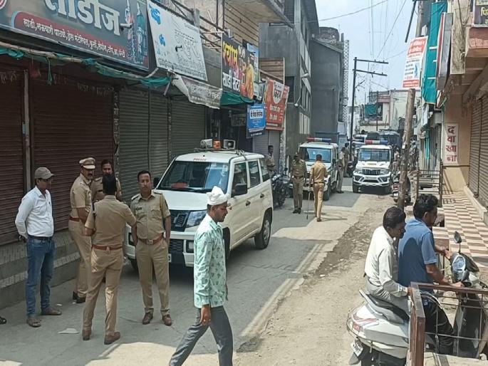Tension in Darwa due to crazed youth shouting slogans in front of religious place | वेडसर युवकाने धार्मिक स्थळासमोर नारेबाजी केल्याने दारव्हात तणाव Tension in Darwa due to crazed youth shouting slogans in front of religious place | वेडसर युवकाने धार्मिक स्थळासमोर नारेबाजी केल्याने दारव्हात तणाव