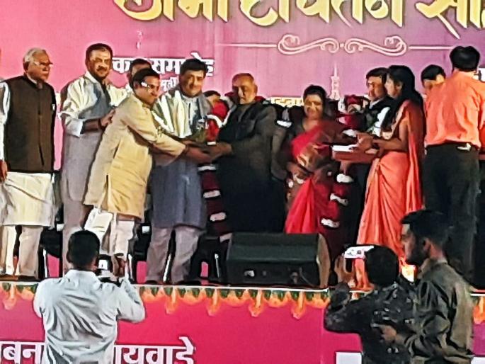 Parinay Phuke's advice Babanrao Taywade to leave Congress, Ashok Chavan offers Parinay Phuke to join congress | फुकेंचा तायवाडेंना काँग्रेस सोडण्याचा सल्ला, तर चव्हाण यांची फुकेंनाच ऑफर Parinay Phuke's advice Babanrao Taywade to leave Congress, Ashok Chavan offers Parinay Phuke to join congress | फुकेंचा तायवाडेंना काँग्रेस सोडण्याचा सल्ला, तर चव्हाण यांची फुकेंनाच ऑफर