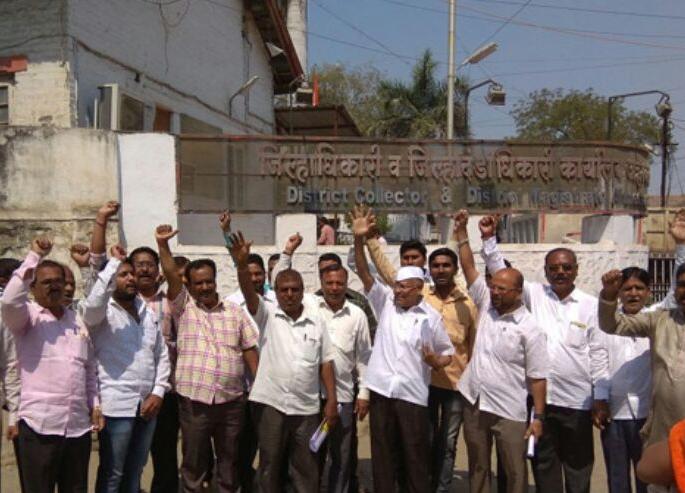 Nabhik's Front against the BJP's Shripad Chhatham in Nagar | नगरमध्ये भाजपच्या श्रीपाद छिंदम विरोधात नाभिक समाजाचा मोर्चा