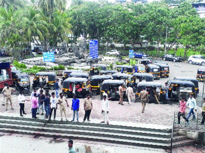 Waiting for passengers to stop the train, ignore the action | रिक्षांनी अडवली प्रवाशांची वाट, कारवाईकडे दुर्लक्ष