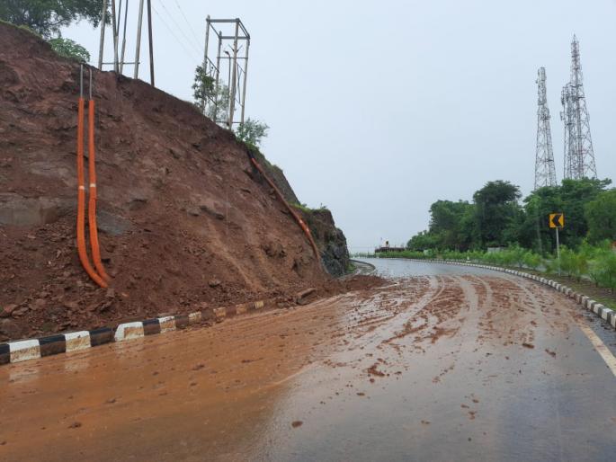Darad collapsed in Kharepatan-Nadgive ghat | खारेपाटण-नडगिवे घाटात दरड कोसळली Darad collapsed in Kharepatan-Nadgive ghat | खारेपाटण-नडगिवे घाटात दरड कोसळली
