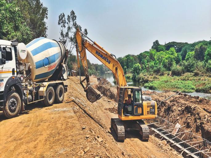 Pune news Contractors are blocking the Mula riverbed; the riverbed is filled with silt; small trees and bushes are destroyed | ठेकेदारच बुजवतात मुळा नदीचे पात्र;नदीपात्रात भराव टाकला; छोटी झाडे झुडपे नष्ट Pune news Contractors are blocking the Mula riverbed; the riverbed is filled with silt; small trees and bushes are destroyed | ठेकेदारच बुजवतात मुळा नदीचे पात्र;नदीपात्रात भराव टाकला; छोटी झाडे झुडपे नष्ट