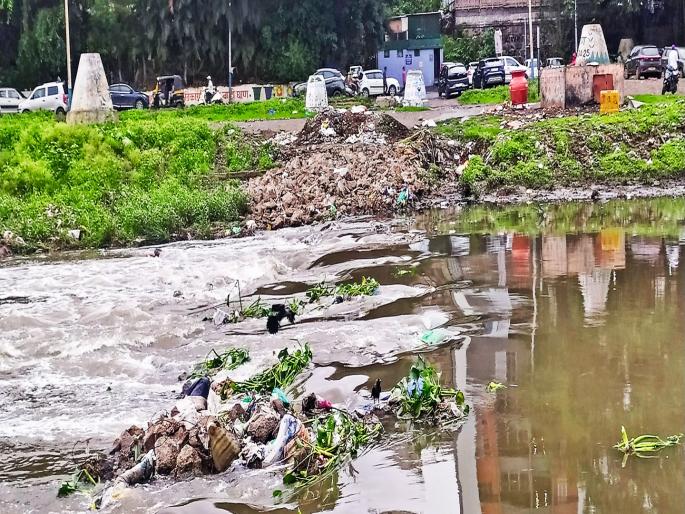 Pune Rain Nnews The bridge across the riverbed was demolished, but the noise remained in the riverbed. | Pune Rain Nnews : नदी पात्रातील पूल पाडला मात्र राडारोडा पात्रातच Pune Rain Nnews The bridge across the riverbed was demolished, but the noise remained in the riverbed. | Pune Rain Nnews : नदी पात्रातील पूल पाडला मात्र राडारोडा पात्रातच