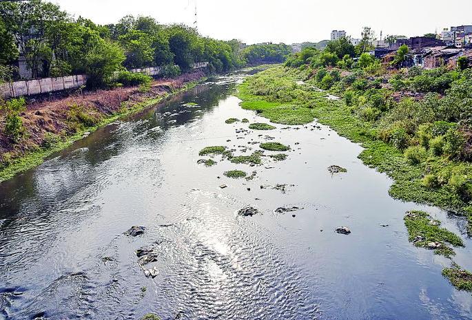 Reduced machinery, how will clean river? | यंत्रसामुग्रीची कमी, कशी होणार स्वच्छ नदी ? Reduced machinery, how will clean river? | यंत्रसामुग्रीची कमी, कशी होणार स्वच्छ नदी ?