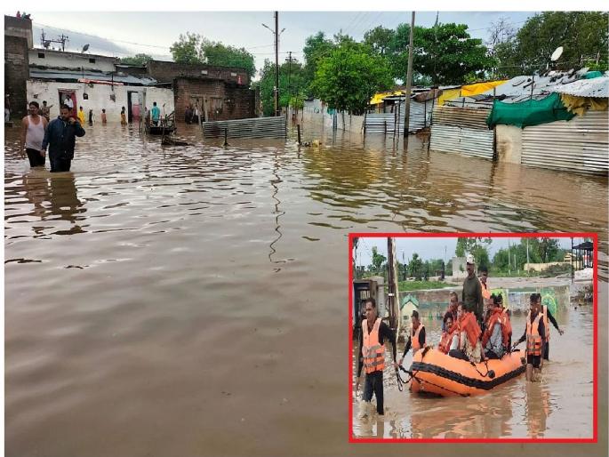 Heavy rains in eight talukas of Amravati, Wardha district, floods in rivers and streams, 40 people rescued | अमरावती, वर्धा जिल्ह्यांतील आठ तालुक्यांत अतिवृष्टी, नदी-नाल्यांना पूर; तिवशात ४० जणांचे ‘रेस्क्यू’ Heavy rains in eight talukas of Amravati, Wardha district, floods in rivers and streams, 40 people rescued | अमरावती, वर्धा जिल्ह्यांतील आठ तालुक्यांत अतिवृष्टी, नदी-नाल्यांना पूर; तिवशात ४० जणांचे ‘रेस्क्यू’