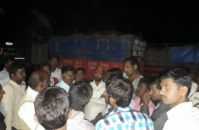 Shegaon: The mishap at the Nafed Center; Buy merchandise goods from farmers! | शेगाव : नाफेड केंद्रावर मोजमापात घोळ; शेतक-यांचा सोडून व्यापा-यांचा माल खरेदी! Shegaon: The mishap at the Nafed Center; Buy merchandise goods from farmers! | शेगाव : नाफेड केंद्रावर मोजमापात घोळ; शेतक-यांचा सोडून व्यापा-यांचा माल खरेदी!