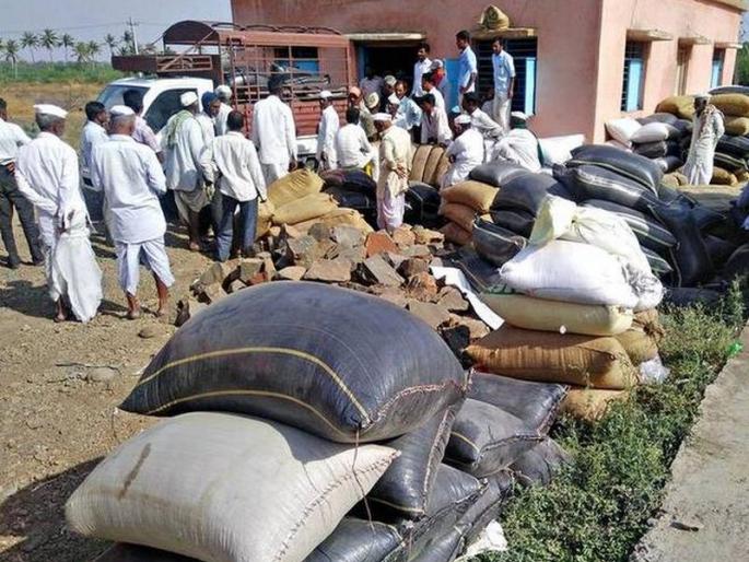 Washim: Counting of 1335 farmers only for Nafed in a month! | वाशिम : नाफेडकडे महिनाभरात केवळ १३३५ शेतक-यांची तूर मोजणी! Washim: Counting of 1335 farmers only for Nafed in a month! | वाशिम : नाफेडकडे महिनाभरात केवळ १३३५ शेतक-यांची तूर मोजणी!