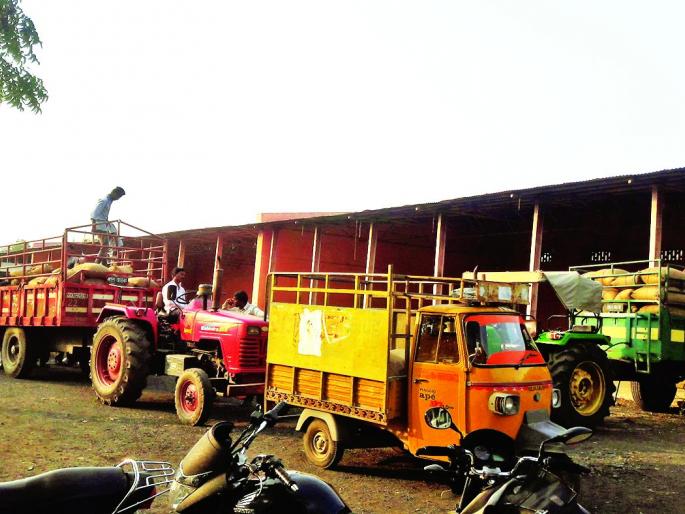 Vehicle Range at Nafed Center! | शेतक-यांनी नाफेड केंद्रावर लावल्या वाहनांच्या रांगा! Vehicle Range at Nafed Center! | शेतक-यांनी नाफेड केंद्रावर लावल्या वाहनांच्या रांगा!
