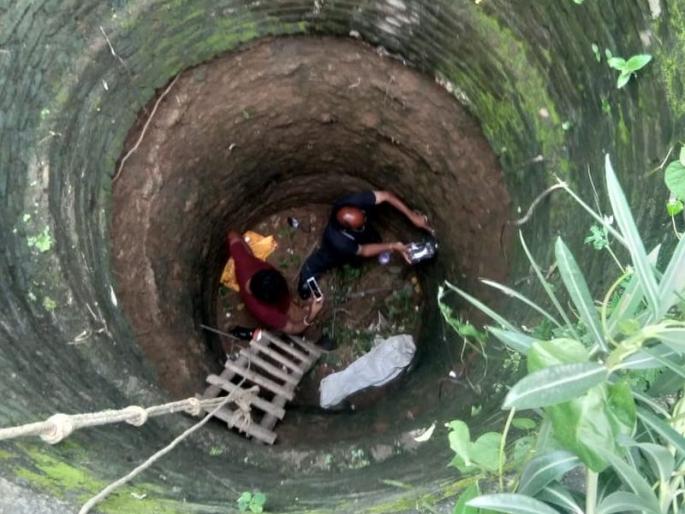 Thrill of a cobra rescue operation in a 25 feet deep well | २५ फूट खोल विहिरीत पडलेल्या नागाच्या रेस्क्यू ऑपरेशनचा थरार Thrill of a cobra rescue operation in a 25 feet deep well | २५ फूट खोल विहिरीत पडलेल्या नागाच्या रेस्क्यू ऑपरेशनचा थरार