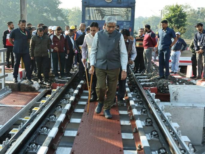Nagpur Division contributed the most in the development work of Central Railway | मध्य रेल्वेच्या विकास कामात सर्वाधिक योगदान नागपूर विभागाचे  Nagpur Division contributed the most in the development work of Central Railway | मध्य रेल्वेच्या विकास कामात सर्वाधिक योगदान नागपूर विभागाचे