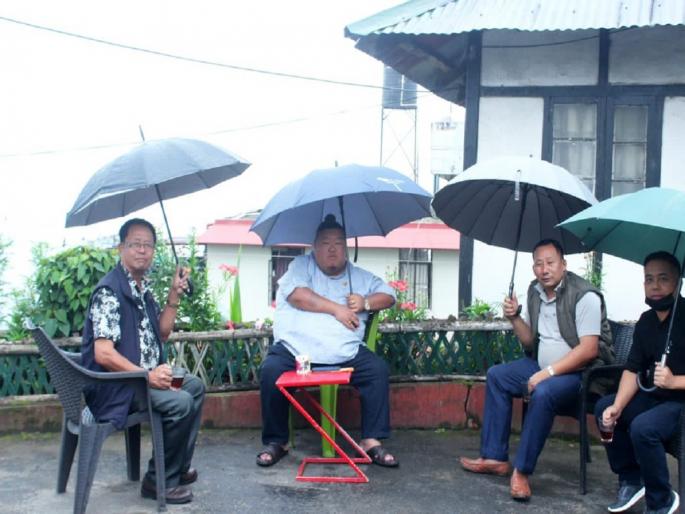 Nagaland BJP state president Temjen Imna Along shared the photo on Twitter with a funny caption | "हे असं शहर ज्याचा मूड गर्लफ्रेंडपेक्षा वेगाने बदलतो"; भाजप नेत्याच्या विधानाने रंगली चर्चा Nagaland BJP state president Temjen Imna Along shared the photo on Twitter with a funny caption | "हे असं शहर ज्याचा मूड गर्लफ्रेंडपेक्षा वेगाने बदलतो"; भाजप नेत्याच्या विधानाने रंगली चर्चा