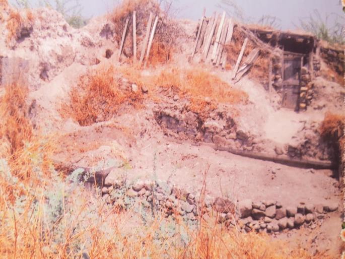 The historical bases in Nagalwadi of the Kharda War are neglected; Battle symbols can be found in the Sina river | खर्डा लढाईचा नागलवाडीतील ऐतिहासिक तळ दुर्लक्षित; सीना नदीपात्रात सापडतात लढाईच्या खुणा The historical bases in Nagalwadi of the Kharda War are neglected; Battle symbols can be found in the Sina river | खर्डा लढाईचा नागलवाडीतील ऐतिहासिक तळ दुर्लक्षित; सीना नदीपात्रात सापडतात लढाईच्या खुणा