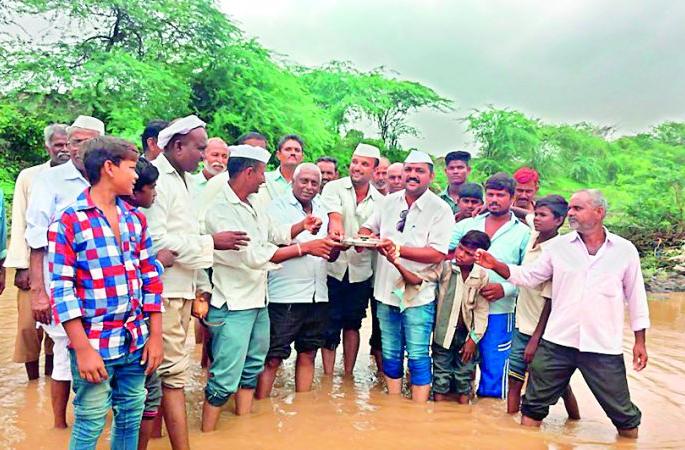 Ngaum Budh after this, Ngaon Budruk was also 'dithered' | नगाव खुर्द पाठोपाठ आता नगाव बुद्रूकही झाले ‘पाणीदार’ Ngaum Budh after this, Ngaon Budruk was also 'dithered' | नगाव खुर्द पाठोपाठ आता नगाव बुद्रूकही झाले ‘पाणीदार’
