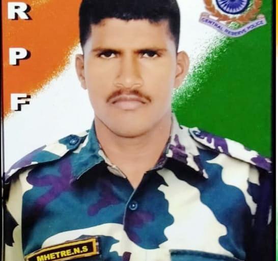 Corolla kills Huljanti soldier at border; The funeral will be held in Srinagar | सोलापूरच्या जवानाचा मृत्यू कोरोनामुळे; कुटुंबीयांना व्हिडीओ कॉलवरच घ्यावं लागणार अंत्यदर्शन Corolla kills Huljanti soldier at border; The funeral will be held in Srinagar | सोलापूरच्या जवानाचा मृत्यू कोरोनामुळे; कुटुंबीयांना व्हिडीओ कॉलवरच घ्यावं लागणार अंत्यदर्शन
