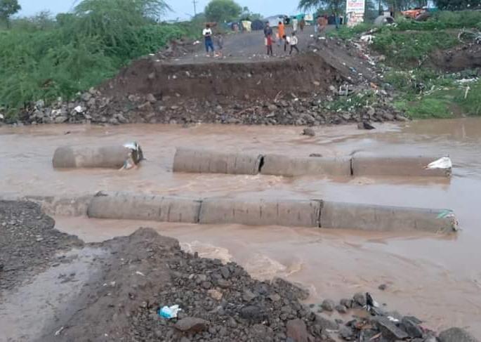 Nagar Beed highway closed as bridge at Kada washed away | कडा येथील पूल वाहून गेल्याने नगर-बीड महामार्ग बंद