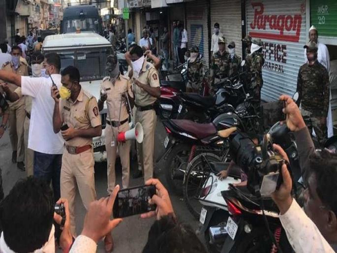 Crowd in town; Police close shops | नगरमध्ये गर्दी; पोलिसांनी केली दुकाने बंद Crowd in town; Police close shops | नगरमध्ये गर्दी; पोलिसांनी केली दुकाने बंद