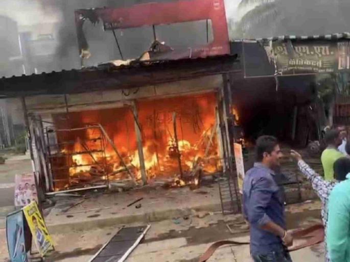 Fire destroyed three shops in Ahmednagar City | आग लागून पत्र्याच्या गाळ्यातील तीन दुकाने खाक, अहमदनगर शहरात घडली दुर्घटना Fire destroyed three shops in Ahmednagar City | आग लागून पत्र्याच्या गाळ्यातील तीन दुकाने खाक, अहमदनगर शहरात घडली दुर्घटना
