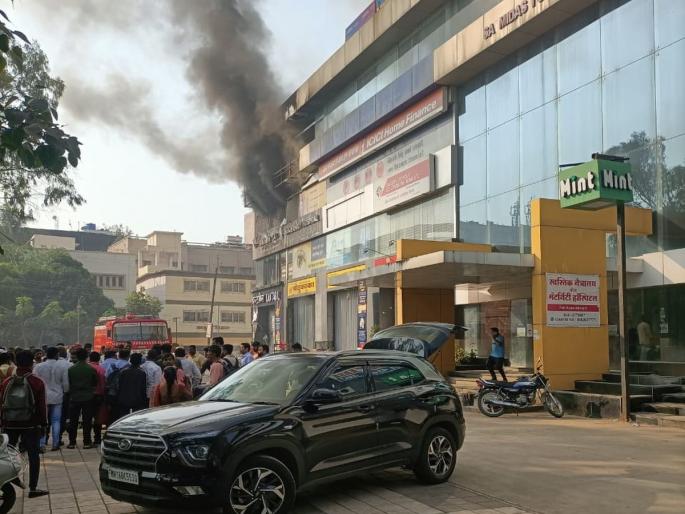 Ahmednagar: Building fire on Nagar-Manmad Road; The fire brigade brought the fire under control | नगर-मनमाड रोडवरील इमारतीला आग; अग्निशमन दलाने आग आणली आटोक्यात Ahmednagar: Building fire on Nagar-Manmad Road; The fire brigade brought the fire under control | नगर-मनमाड रोडवरील इमारतीला आग; अग्निशमन दलाने आग आणली आटोक्यात