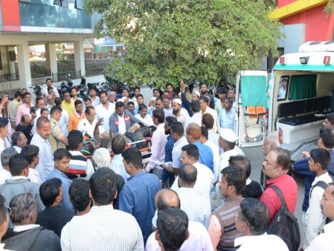 The agitator has lit the fire before the Collector's office | जिल्हाधिकारी कार्यालयासमोर आंदोलनकर्त्याने घेतले पेटवून