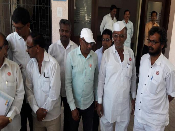 Nagar's farmers oppose to give water to Marathwada | मराठवाड्याला पाणी देण्यास नगरच्या शेतकऱ्यांचा विरोध Nagar's farmers oppose to give water to Marathwada | मराठवाड्याला पाणी देण्यास नगरच्या शेतकऱ्यांचा विरोध