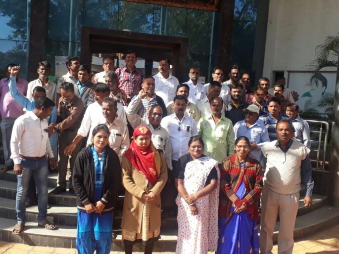 Khamgaon municipal employees' demonstrations | खामगाव पालिका कर्मचाऱ्यांची निदर्शने Khamgaon municipal employees' demonstrations | खामगाव पालिका कर्मचाऱ्यांची निदर्शने