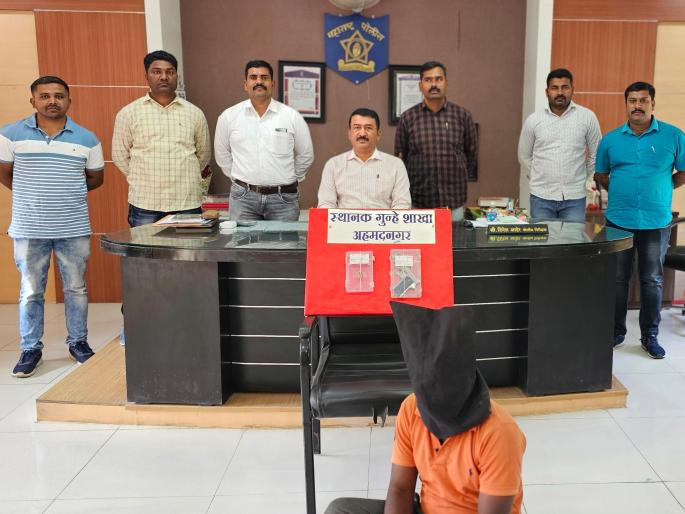 young man was arrested for walking around the village with a pistol on his waist | कंबरेला गावठी कट्ठा लावून गावात फिरणाऱ्या तरुणाला अटक young man was arrested for walking around the village with a pistol on his waist | कंबरेला गावठी कट्ठा लावून गावात फिरणाऱ्या तरुणाला अटक