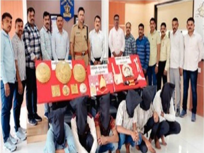 Those who stole jewellery worth 25 lakhs from the temple were arrested Police have taken action against them | नगरमधील महालक्ष्मी मंदिरातील २५ लाखांचे दागिने चोरणारे जेरबंद; पोलिसांनी 'असा' आवळला कारवाईचा फास Those who stole jewellery worth 25 lakhs from the temple were arrested Police have taken action against them | नगरमधील महालक्ष्मी मंदिरातील २५ लाखांचे दागिने चोरणारे जेरबंद; पोलिसांनी 'असा' आवळला कारवाईचा फास
