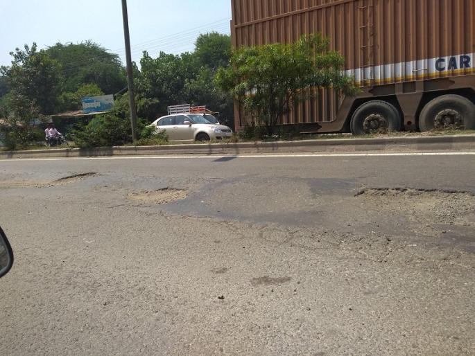 Contractor will be responsible for the renewal of the Kolhhar-Ahmadnagar road | कोल्हार-अहमदनगर मार्गाच्या नुतनीकरणाला ठेकेदाराचा ठेंगा Contractor will be responsible for the renewal of the Kolhhar-Ahmadnagar road | कोल्हार-अहमदनगर मार्गाच्या नुतनीकरणाला ठेकेदाराचा ठेंगा