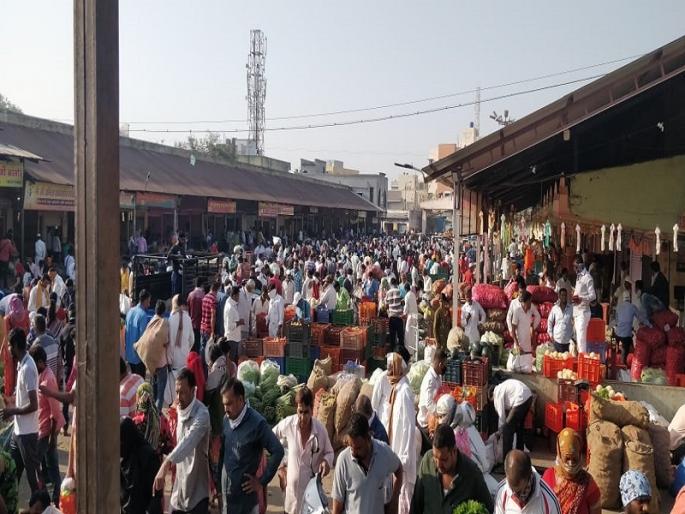 City Market Committee flock to buy; The decision of the Committee to provide market day and night | नगर बाजार समितीत खरेदीसाठी गर्दी; दिवसाआड बाजार भरविण्याचा समितीचा निर्णय City Market Committee flock to buy; The decision of the Committee to provide market day and night | नगर बाजार समितीत खरेदीसाठी गर्दी; दिवसाआड बाजार भरविण्याचा समितीचा निर्णय