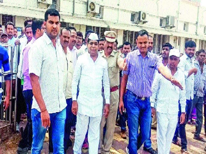 What happened to the town? | नगरला झालेय तरी काय? What happened to the town? | नगरला झालेय तरी काय?